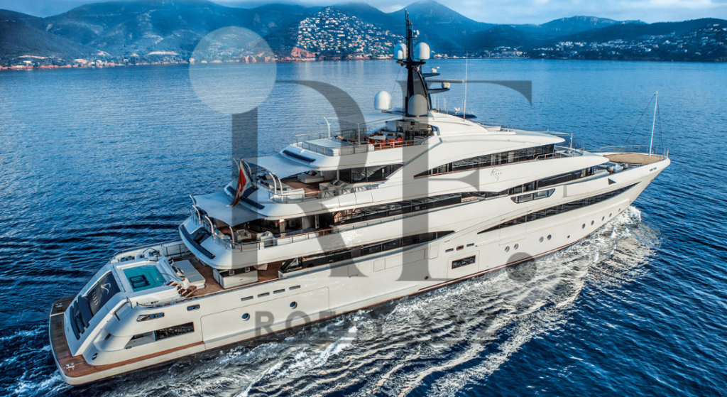 Mega Yacht Cloud 9